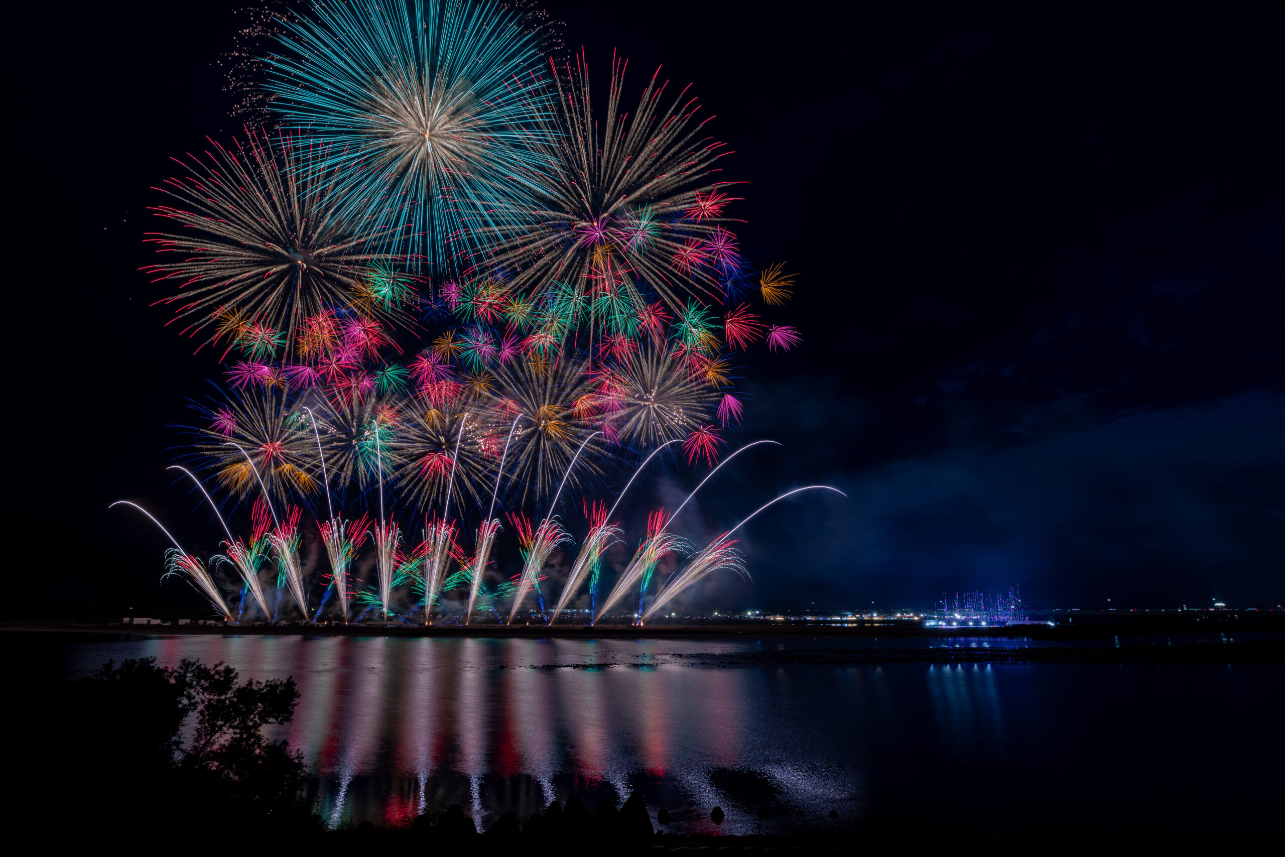夜空に描く、一瞬の芸術。やつしろ全国花火競技大会で掴み取る「至高の1枚」と、見上げる空を繋ぐ記憶